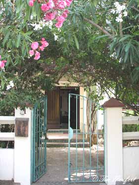 Blick durchs Gartentor vorne