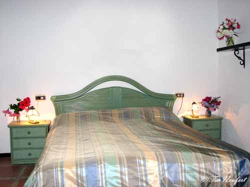 Schlafzimmer mit Doppelbett (2m x 1,60m)