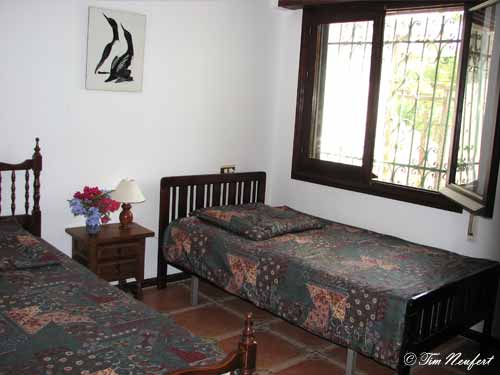 Schlafzimmer mit zwei Einzelbetten