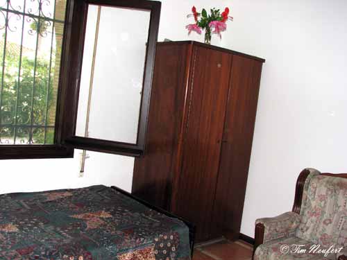 Tiefer Schrank in drittem Schlafzimmer