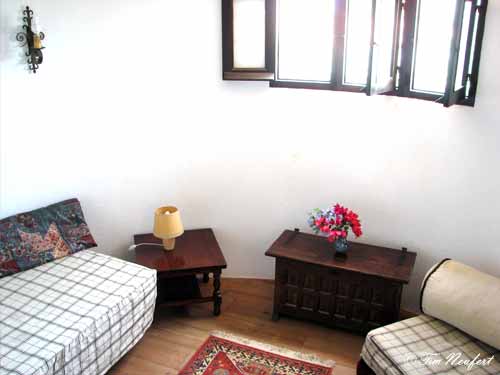 Kinderzimmer im Turm mit Bett und Schlafcouch