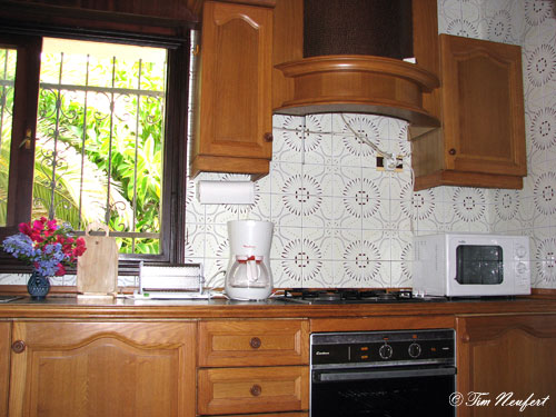 K&uuml;che (mit Mikrowelle, Herd, Ofen, K&uuml;hl-Gefrierschr.)