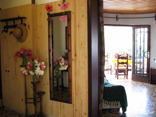 Garderobe mit Blick ins Kaminzimmer